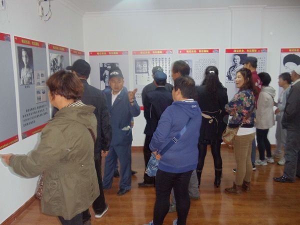 图为聋人朋友参观图片展.jpg