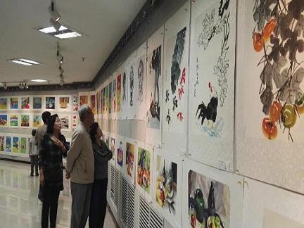 图为参观者在精美的书画作品前驻足观赏.jpg