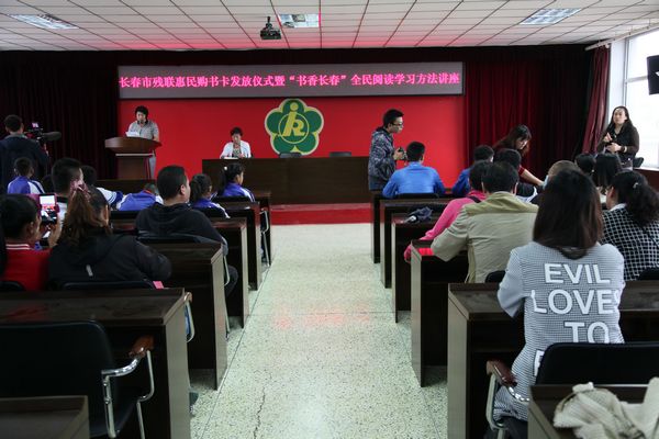 图为发放仪式现场.jpg