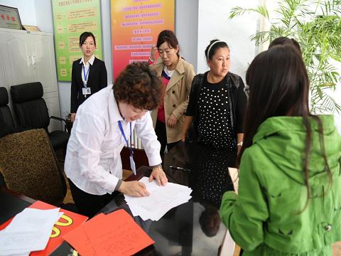 图为区残联工作人员为残疾学生及家长代表发放助学金.jpg