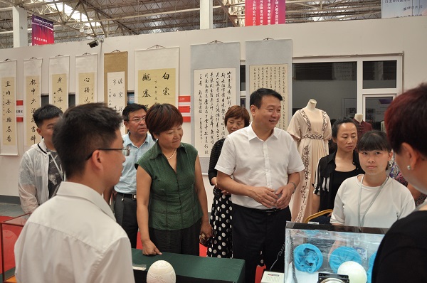 图为省市残联领导在竞赛现场与选手们交流.jpg