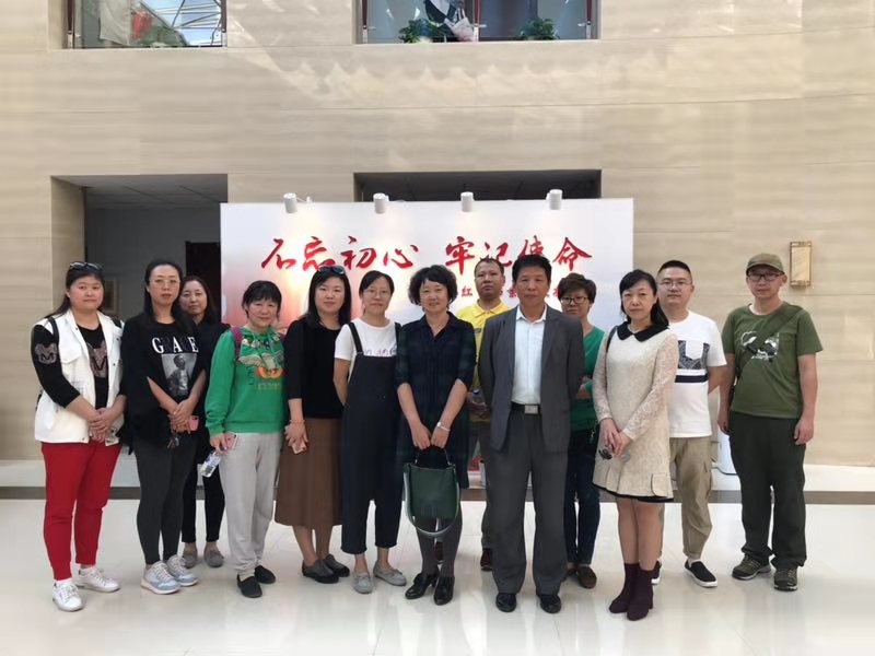 参观市档案馆红色文献特展.jpg