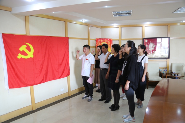 党员干部重温入党誓词.jpg