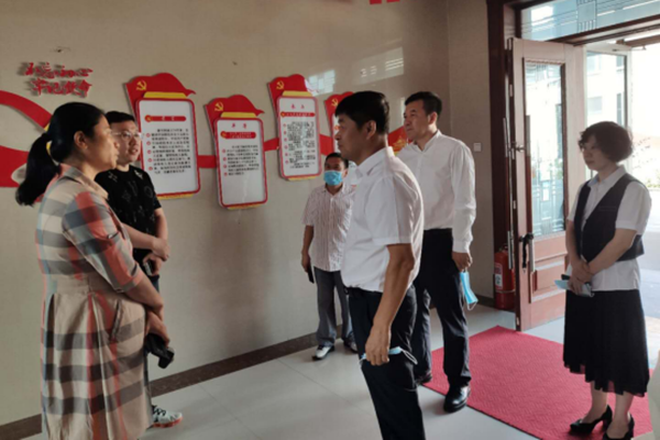 （周欣）中国农业银行艾景彬行长到二道区残疾人创业孵化基地参观376_副本.png