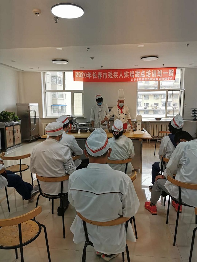 学员正在进行烘焙培训.jpg