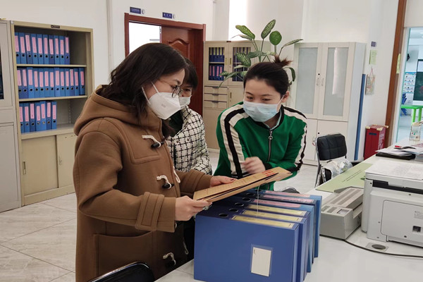 图为南关区残联检查残疾儿童档案及在训情况_副本.jpg