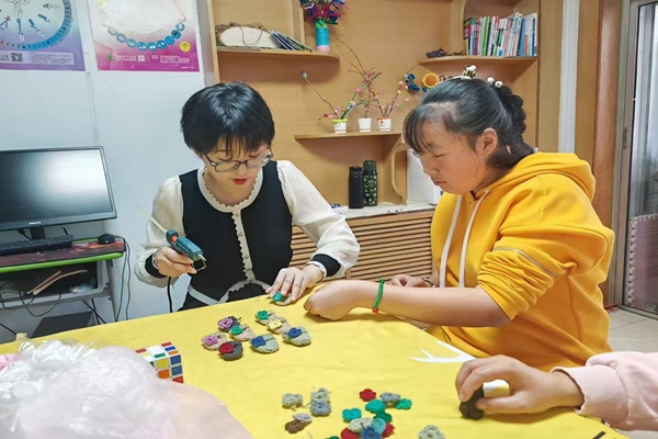 湖西街道宽平社区举办星星孩子的手工制作活动活动图1.jpg