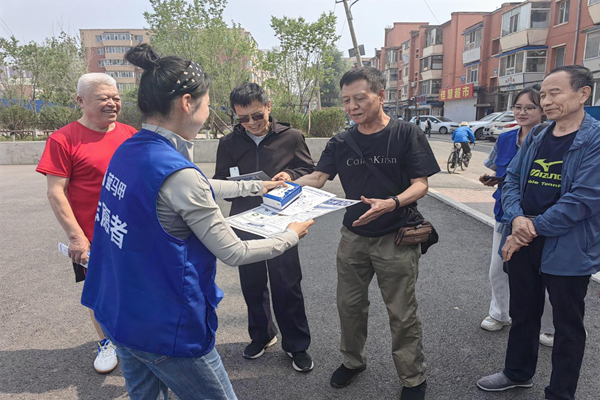 湖西街道抚松社区联合蓝马甲志愿者开展残疾人智能手机教学与反诈宣传活动.png